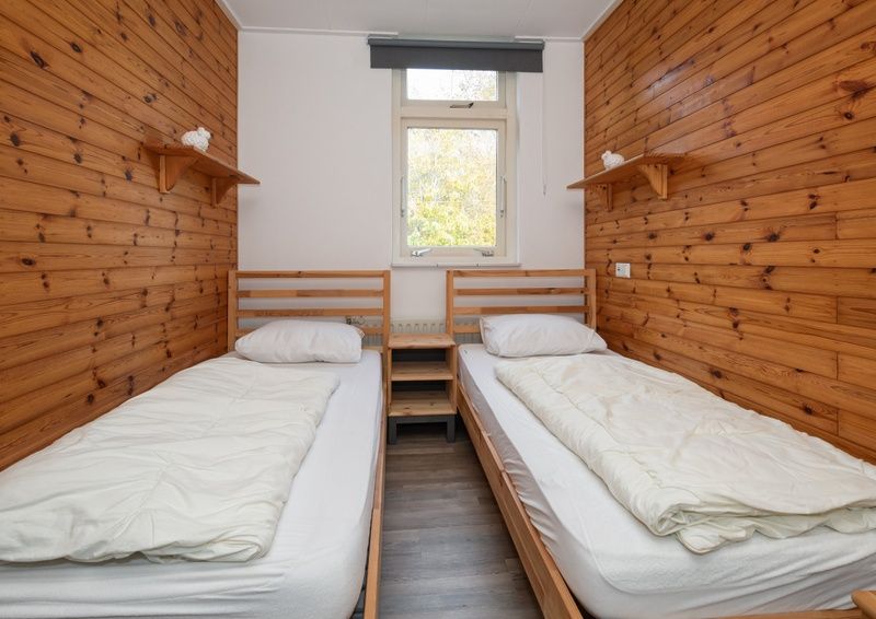 Second bedroom in Bungalow Tamarisk 190, vacation accommodation on Texel, with two single beds.