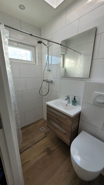 Stylish bathroom in Bungalow Tamarisk 190, De Cocksdorp, Texel, with modern amenities.