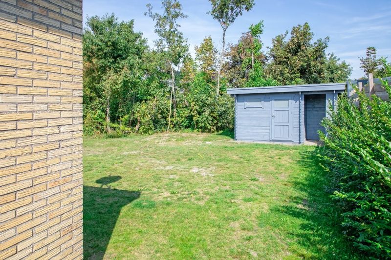 Spacious garden at Bungalow Tamarisk 190, vacation home in De Cocksdorp, Texel, with shed.