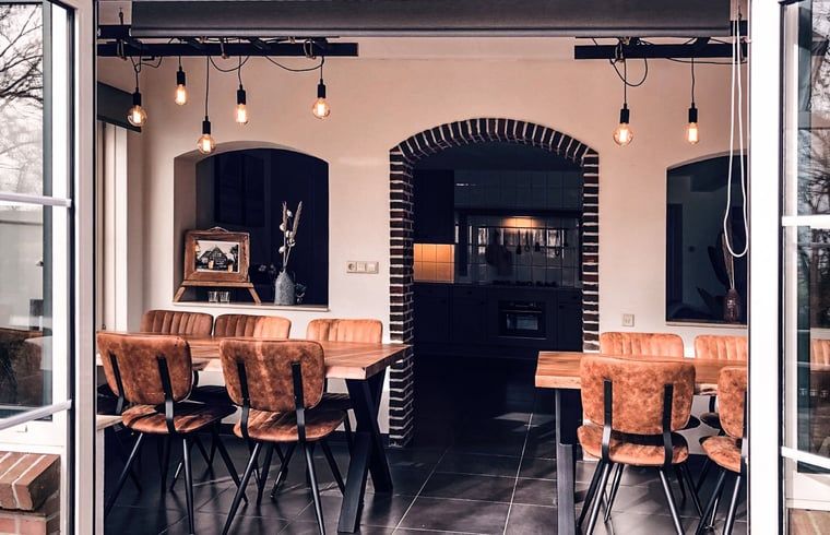 Gemuetliches Esszimmer mit Holztischen im Ferienhaus in De Cocksdorp, Texel.