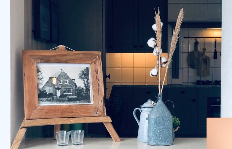 Dekorative Ecke im Ferienhaus in De Cocksdorp, Texel, mit Vintage-Fotorahmen und Vasen.