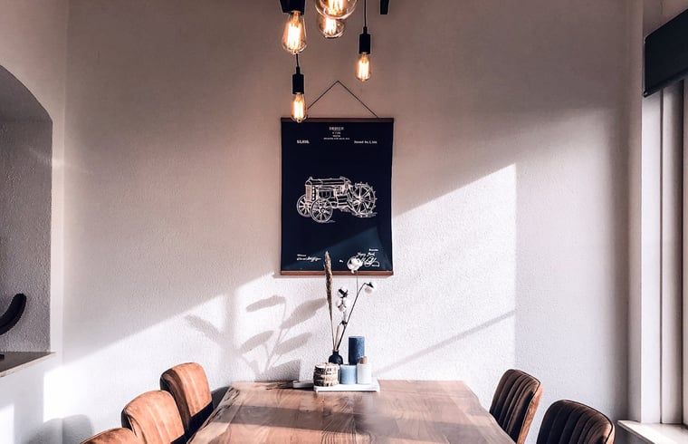 Esstisch mit stimmungsvoller Beleuchtung in einem Ferienhaus in De Cocksdorp, Texel.