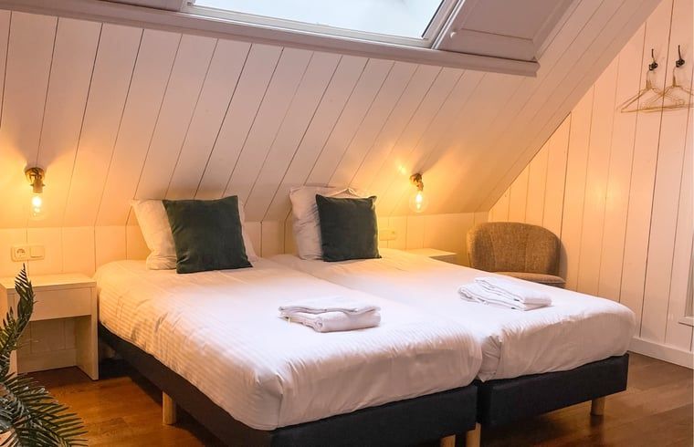 Doppelschlafzimmer mit Dachfenster im Ferienhaus in De Cocksdorp, Texel.