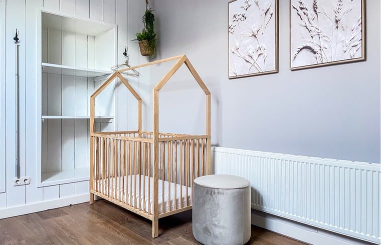 Kinderzimmer mit Holzbett im Ferienhaus in De Cocksdorp, Texel.