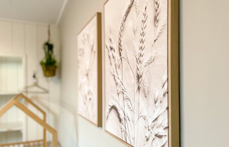 Detailliertes Kunstwerk im Ferienhaus in De Cocksdorp, Texel, mit Naturthema.