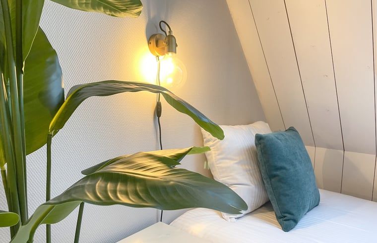 Stimmungsvolle Beleuchtung neben dem Bett im Ferienhaus in De Cocksdorp, Texel.