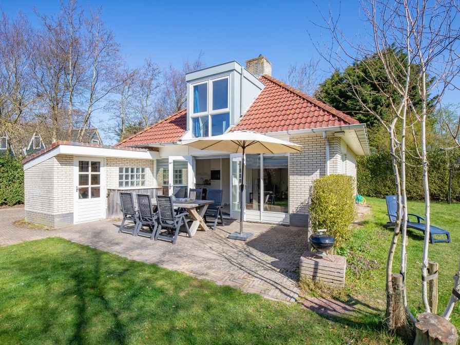 Geniessen Sie die Sonne auf der Terrasse des Ferienhauses Bungalowpark Slufterduin - 't Oppertje in De Cocksdorp, Texel.