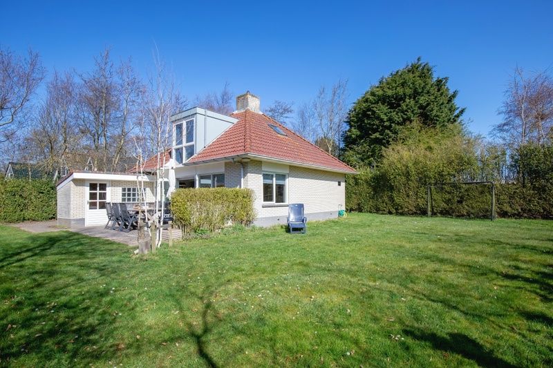 Grosser Garten im Bungalowpark Slufterduin - 't Oppertje, einem Ferienhaus in De Cocksdorp, Texel, ideal zum Entspannen.