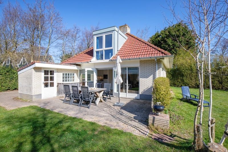 Der Bungalowpark Slufterduin - 't Oppertje in De Cocksdorp, Texel, bietet eine gemuetliche Terrasse fuer Mahlzeiten im Freien.