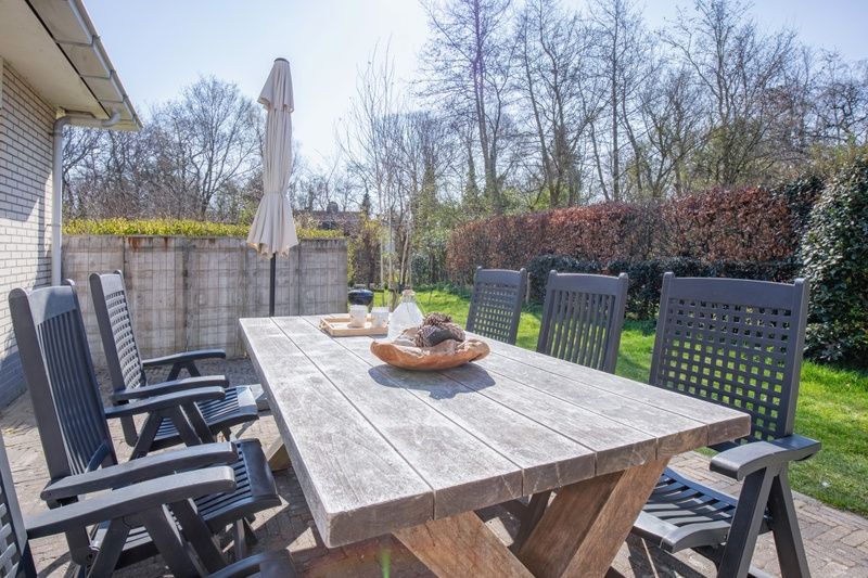 Stilvoller Aussenbereich im Bungalowpark Slufterduin - 't Oppertje, Ferienhaus in De Cocksdorp, Texel, perfekt fuer Sommerabende.