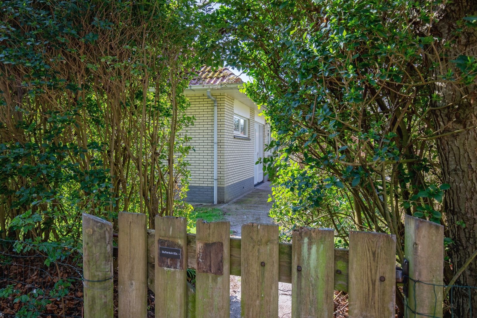 Holztor und gruene Umgebung im Bungalowpark Slufterduin - 't Oppertje, Ferienhaus in De Cocksdorp, Texel.