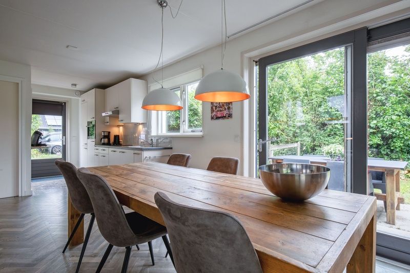 Ruime woonkamer in Blommetjes Buiten vakantiehuis, De Cocksdorp Texel, met stijlvolle inrichting en veel daglicht.