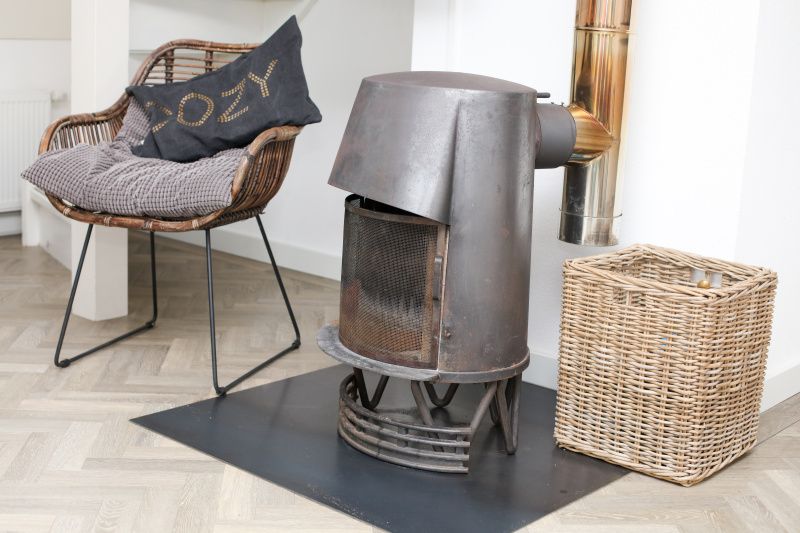 Knusse hoek met houtkachel in Blommetjes Buiten vakantiehuis, De Cocksdorp Texel, voor een warme ambiance.