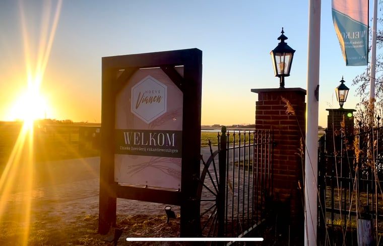 Sonnenuntergang am Eingang des Ferienhauses in De Cocksdorp, Texel, mit warmer Beleuchtung auf den Watteninseln.