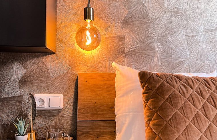 Stimmungsvolle Schlafzimmerbeleuchtung im Ferienhaus in De Cocksdorp, Texel, mit modernen Lampen auf den Watteninseln.