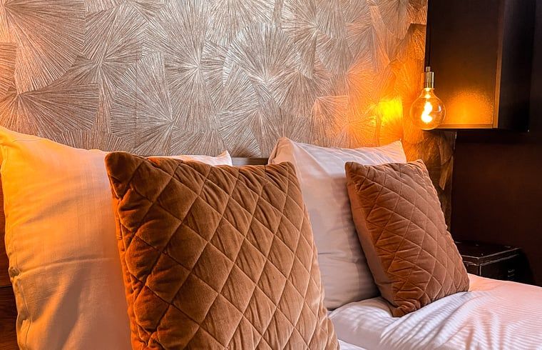 Komfortable Betten im Ferienhaus in De Cocksdorp, Texel, mit weichen Kissen und warmer Atmosphaere auf den Watteninseln.