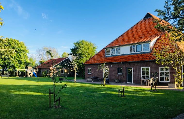 Grosser Rasen im Ferienhaus in De Cocksdorp, Texel, ideal fuer Outdoor-Aktivitaeten auf den Watteninseln.