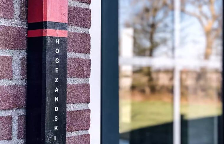 Buitenmuur van Huisje in De Cocksdorp, Texel, met unieke decoratieve details en landelijke charme.