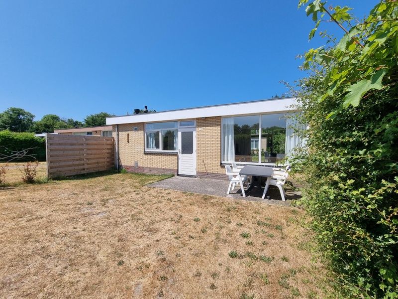 Ferienhaus Bungalow 178 auf Bungalowpark Tamarisk Texel, umgeben von gruener Natur in De Cocksdorp.