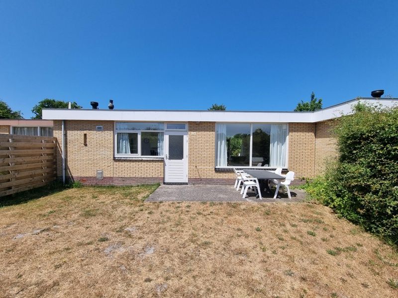 Gemuetlicher Aussenbereich von Bungalow 178 im Bungalowpark Tamarisk, De Cocksdorp Texel, ideal zum Entspannen.
