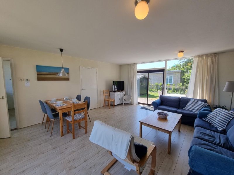 Moderne Einrichtung des Bungalows 178 im Bungalowpark Tamarisk Texel, De Cocksdorp, mit gemuetlicher Sitzecke.