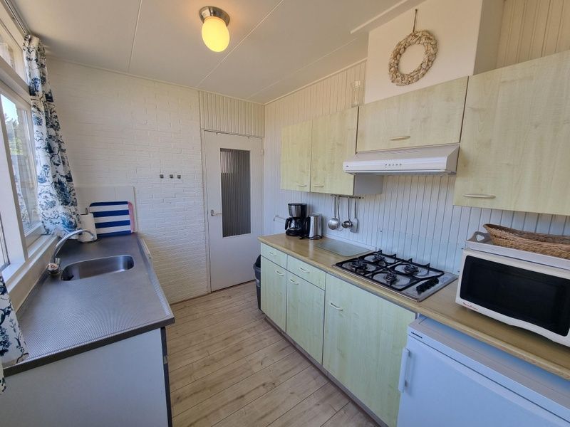 Voll ausgestattete Kueche des Bungalows 178 im Bungalowpark Tamarisk, De Cocksdorp Texel, mit modernen Geraeten.