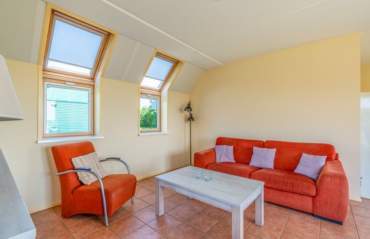 Moderne Sitzecke im Ferienhaus in De Cocksdorp Texel mit viel natuerlichem Licht.