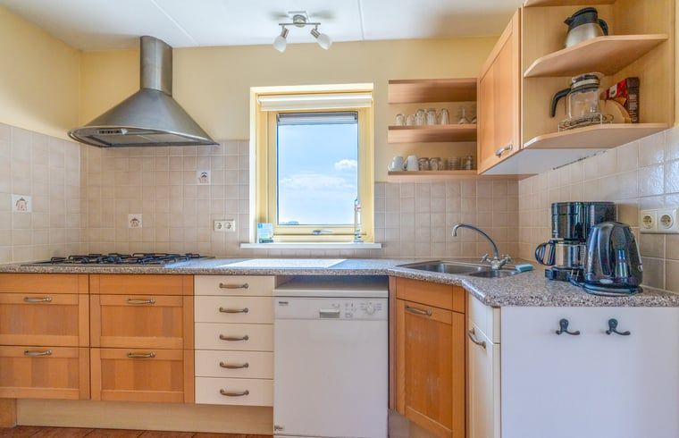 Vollstaendig ausgestattete Kueche im Ferienhaus in De Cocksdorp Texel mit modernen Annehmlichkeiten.