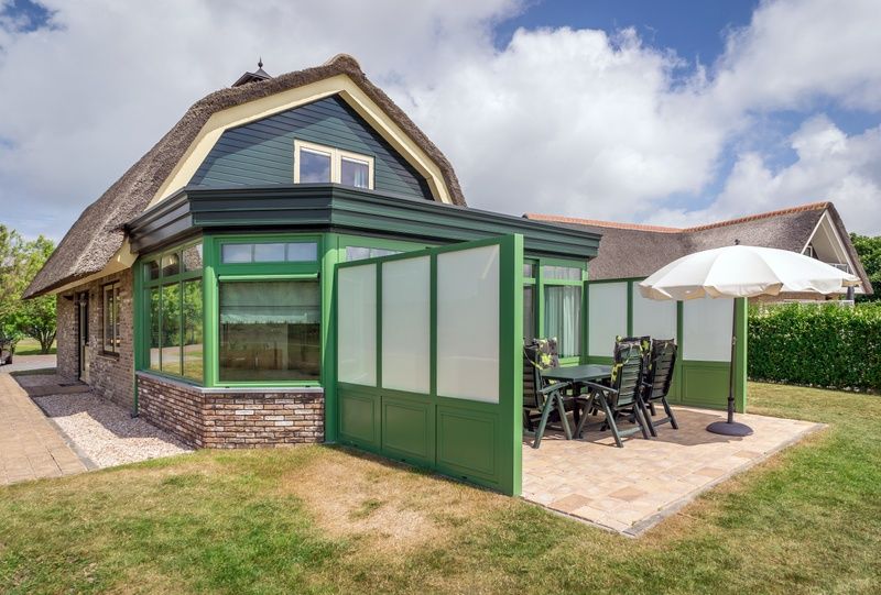 Aussenterrasse mit Sonnenschirm in Villa De Witte Hoek Wintergarten haustierfrei, Ferienhaus in De Cocksdorp, Texel.