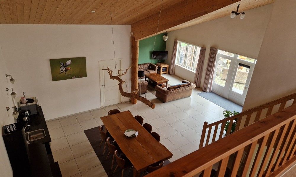 Geraeumiges Esszimmer und Wohnzimmer des Ferienhauses Paal 86 Texel in De Cocksdorp.
