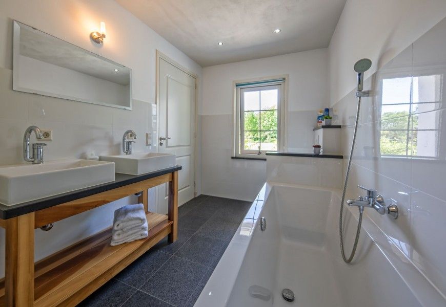 Modernes Badezimmer im Ferienhaus Paal 86 Texel in De Cocksdorp mit Badewanne.