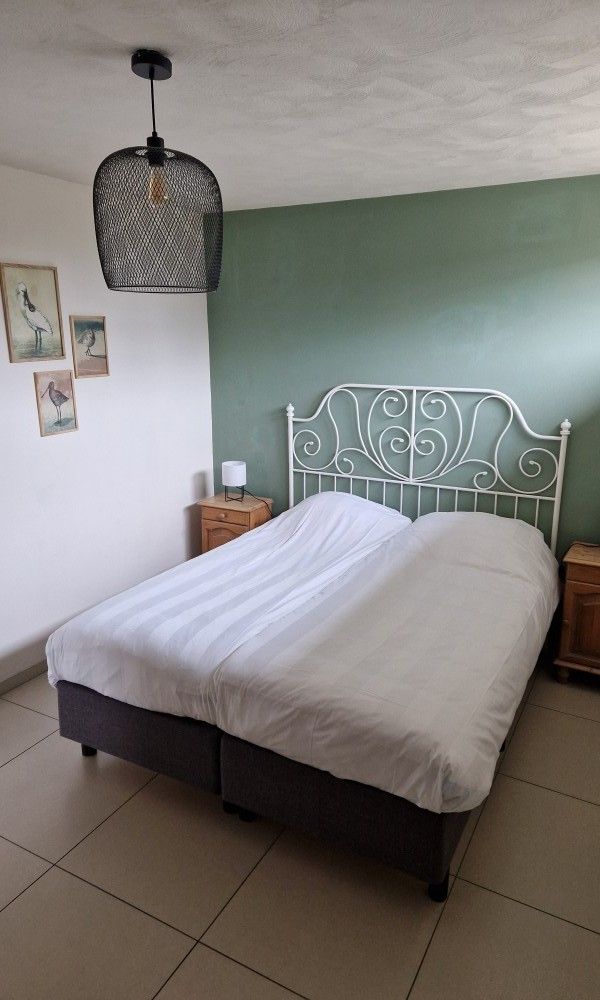 Gemuetliches Schlafzimmer in Paal 86 Texel Ferienhaus in De Cocksdorp mit Doppelbett.