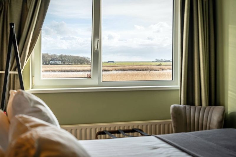 Guest house 0101821 - Holiday property Texel - Tweepersoonskamer met uitzicht op de tuin