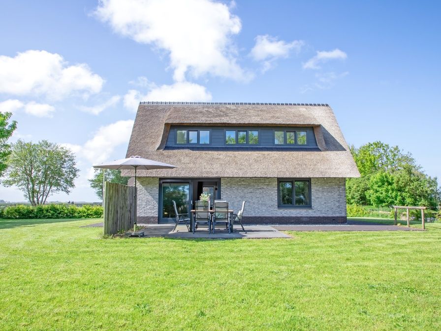Duinoord Texel Ferienhaus in De Cocksdorp mit Reetdach und Terrasse auf den Watteninseln.
