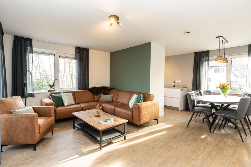 Geraeumiges Wohnzimmer und Essbereich im Ferienhaus Duinoord Texel, De Cocksdorp, Texel.