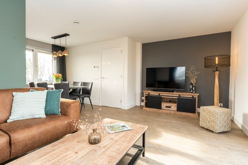 Modernes Wohnzimmer mit TV im Ferienhaus Duinoord Texel, De Cocksdorp, Watteninseln.