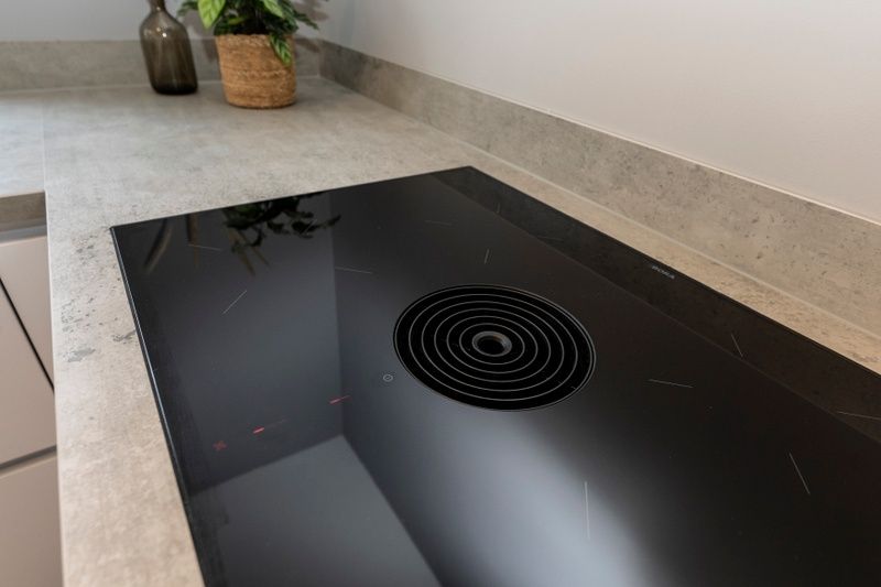 Induktionskochfeld in der Kueche des Ferienhauses Duinoord Texel, De Cocksdorp, Texel.