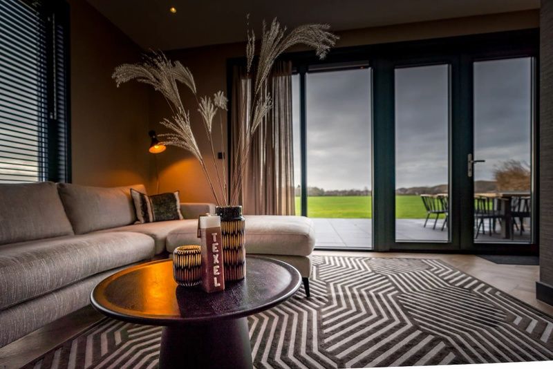 Sitzecke mit Blick auf den Garten im Ferienhaus fuer 6 Personen in De Cocksdorp, Texel.