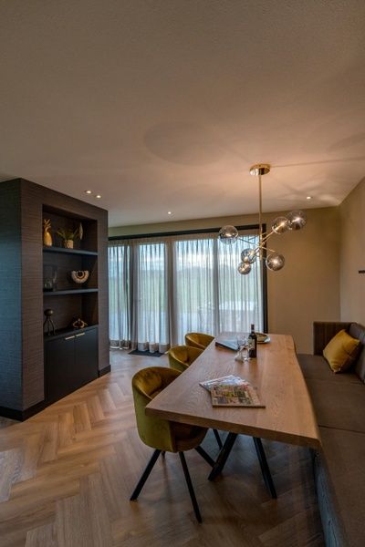 Gemuetliches Esszimmer in einem stimmungsvoll eingerichteten 6-Personen-Ferienhaus in De Cocksdorp, Texel.