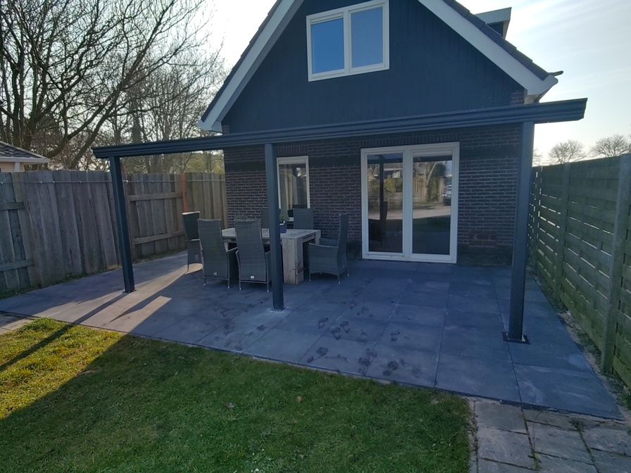 Veranda bei Tongelen R.D. van in De Cocksdorp, Texel. Ferienhaus mit grosser Terrasse und bequemen Sitzgelegenheiten.