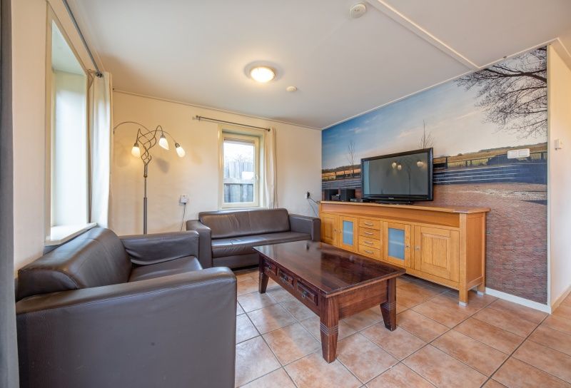 Gemuetliches Wohnzimmer in Tongelen R.D. van, Ferienhaus in De Cocksdorp, Texel. Bequeme Sofas und moderne Einrichtung.