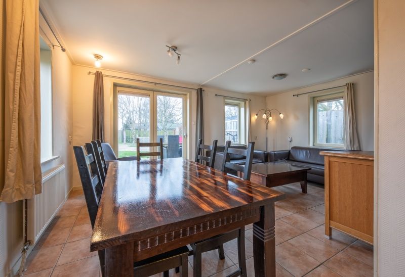 Esszimmer von Tongelen R.D. van, Ferienhaus in De Cocksdorp, Texel. Geraeumiger Tisch mit Blick auf den Garten.