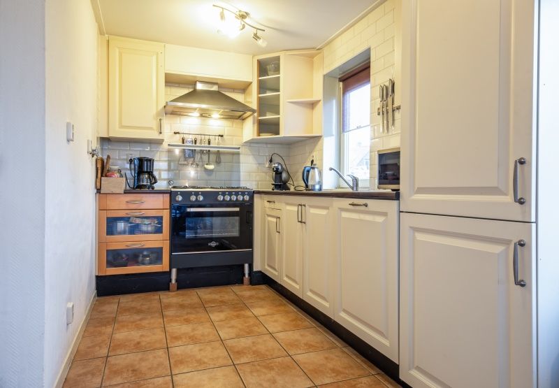 Vollstaendig ausgestattete Kueche in Tongelen R.D. van, Ferienhaus in De Cocksdorp, Texel. Ideal fuer kulinarische Erlebnisse.