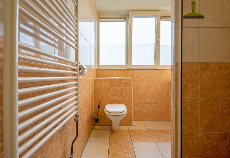 Modernes Badezimmer in Tongelen R.D. van, Ferienhaus in De Cocksdorp, Texel. Geraeumige Dusche und natuerliches Licht.