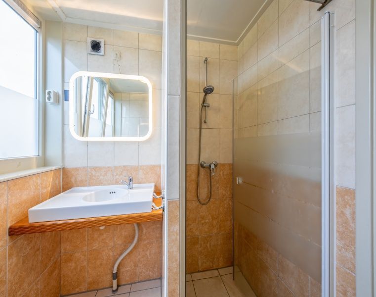 Dusche und Waschbecken in Tongelen R.D. van, Ferienhaus in De Cocksdorp, Texel. Komfortable und moderne Ausstattung.