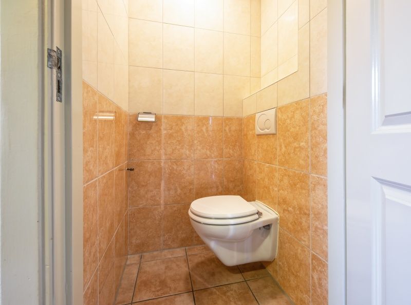 Separate Toilette in Tongelen R.D. van, Ferienhaus in De Cocksdorp, Texel. Praktischer und ordentlicher Waschraum.