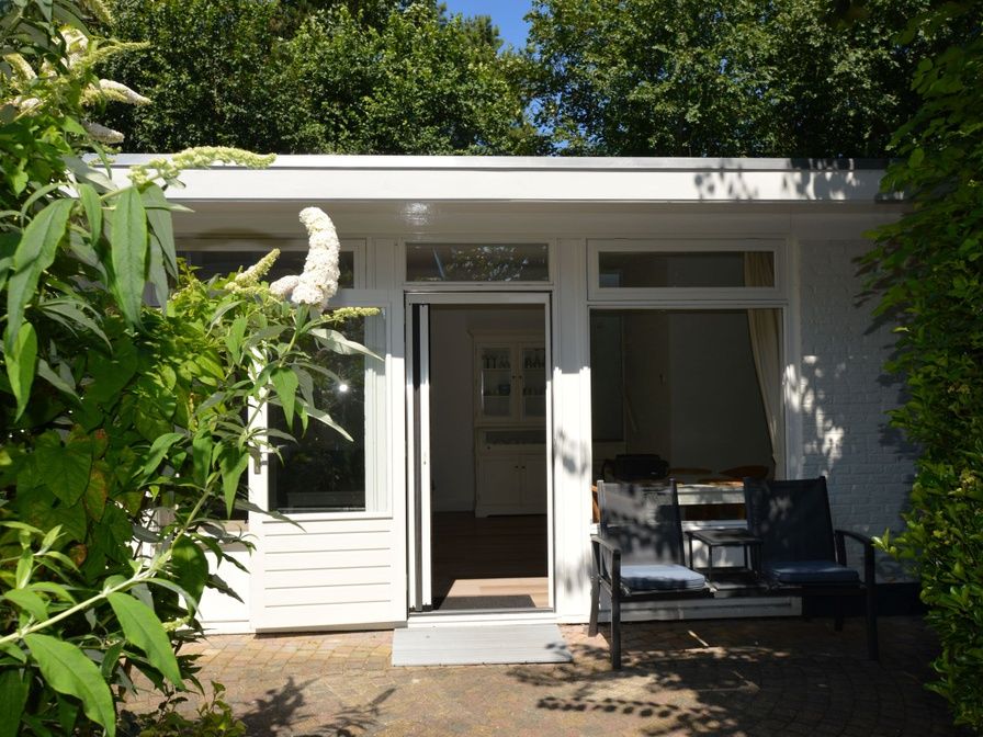 Entrance to Boodtlaan 7 / Dennenheuvel vacation home in De Koog, Texel, surrounded by green nature.