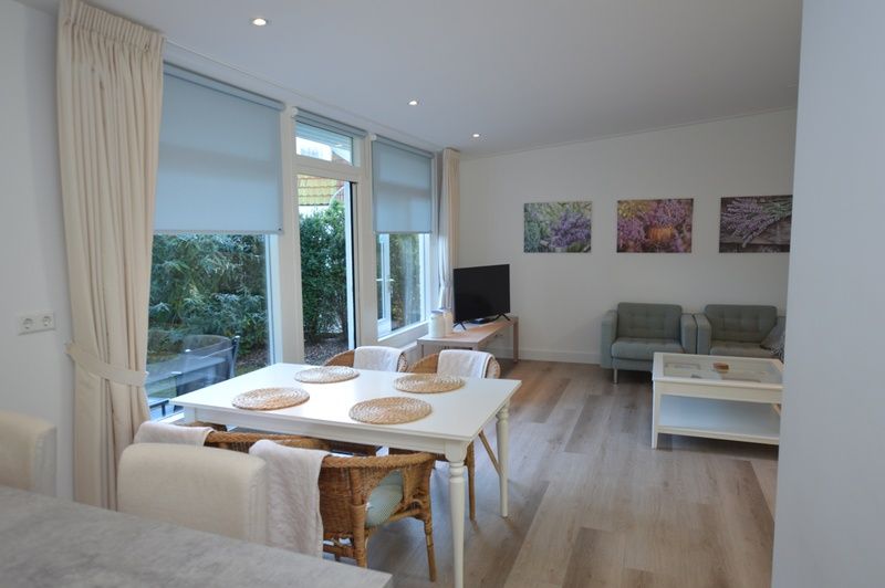 Dining and sitting area in Boodtlaan 7 / Dennenheuvel vacation home, De Koog, Texel, with lots of natural light.