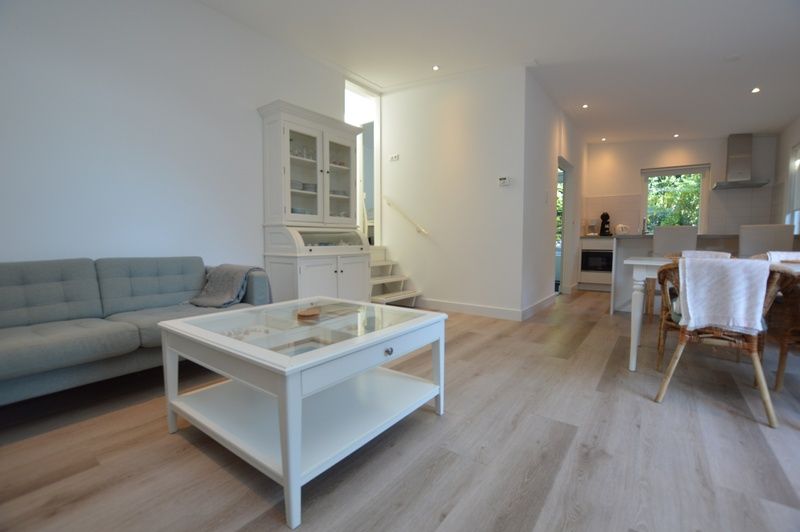 Open living area of Boodtlaan 7 / Dennenheuvel vacation home, De Koog, Texel, with access to kitchen.