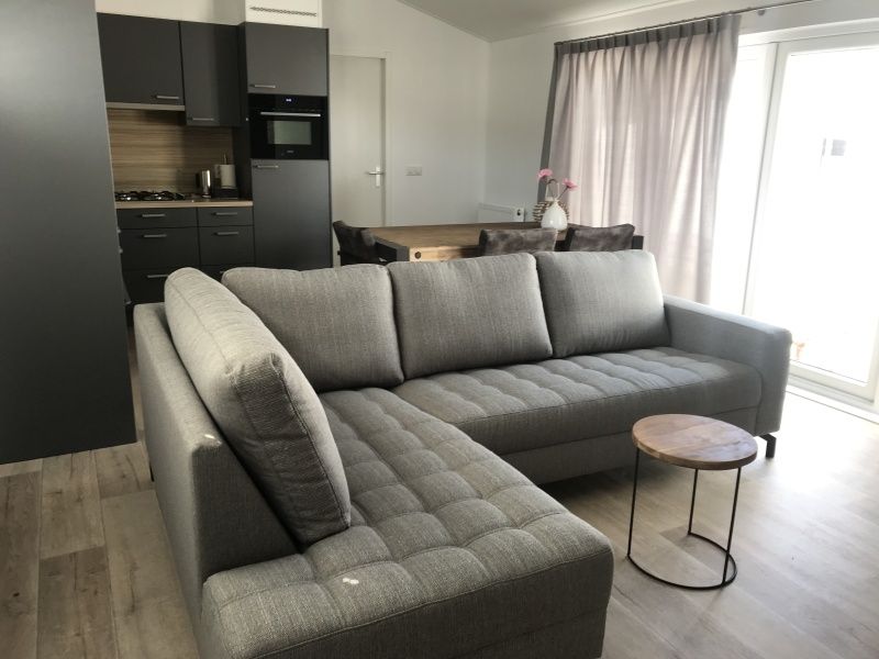 Cozy living room of Chalet Bregkoog 231, De Koog, Texel with comfortable seating area at Chaletpark Bregkoog.